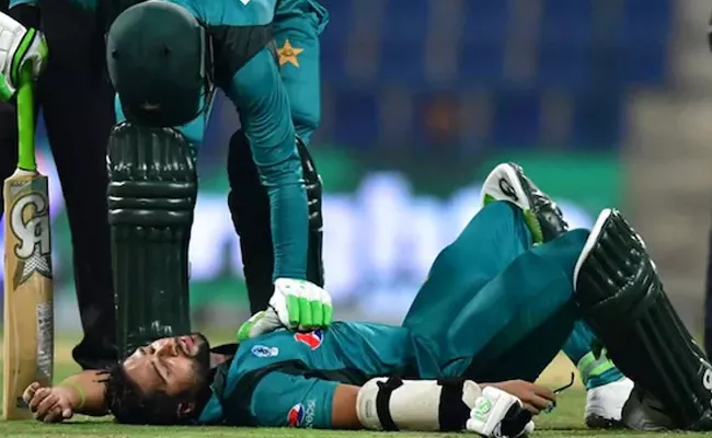 Massive Injury Scare For Pakistan Batsman  - Sakshi