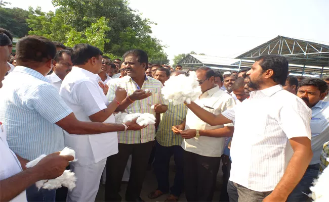 Cotton Purchase Centres Support Price Not Implement Karimnagar - Sakshi