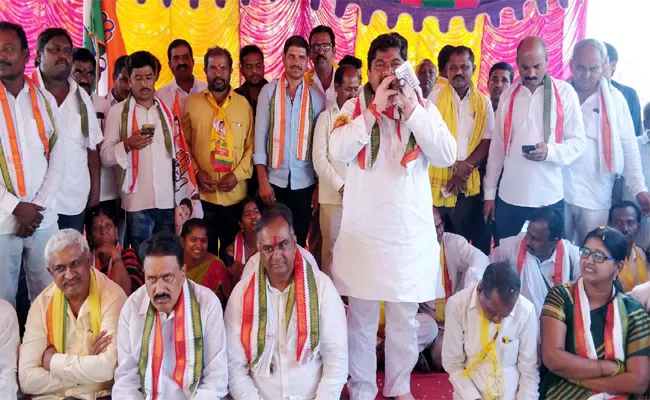 Ponnam Prabhakar Said Questions To TRS Candidates Who Asking Votes - Sakshi