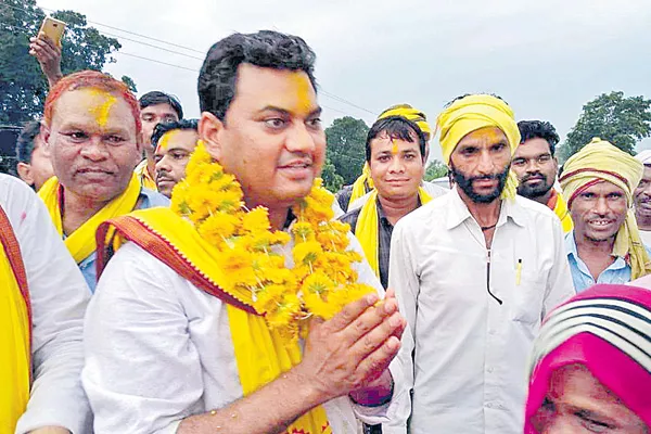 Young doctor in Madhya Pradesh polls - Sakshi