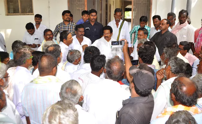 Farmers Protest Against MLA GV Anjaneyulu - Sakshi