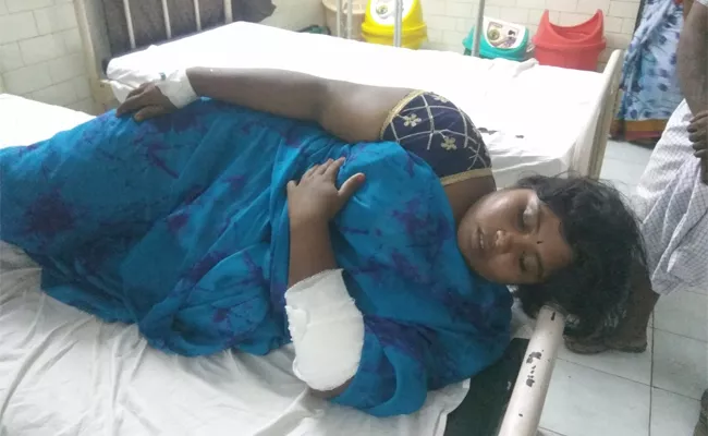 TDP leader Knife Attack On Farmer Couciler Daugher Prakasam - Sakshi