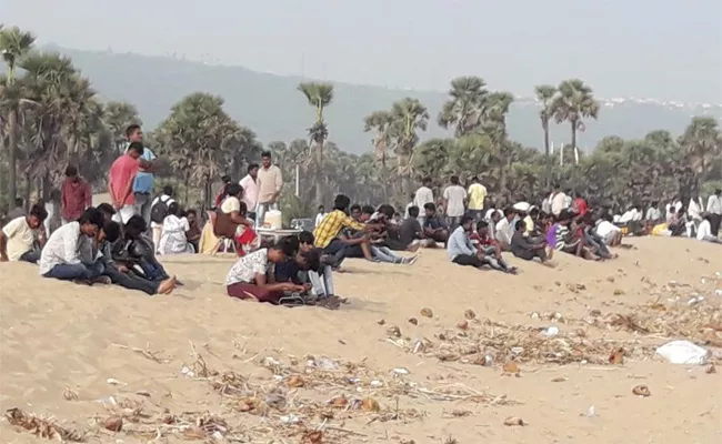 Four Teenagers Missing In Yarada Beach Visakhapatnam - Sakshi