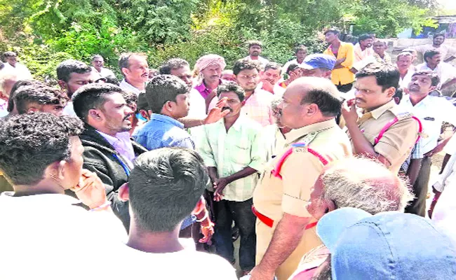 TRS Candidate Fights with Police Warangal - Sakshi