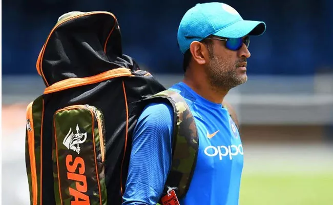 MS Dhoni Adorable Gesture Shows Why He Is Still A Crowd Favourite - Sakshi