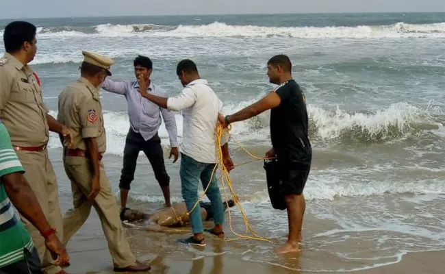 Dead Bodies Found in Yarada beach Visakhapatnam - Sakshi