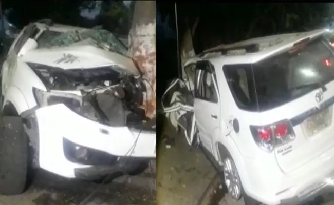 Road Accident At Salarjung Museum In Hyderabad - Sakshi