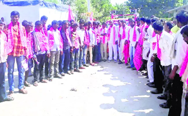 TRS Candidate Praises About KCR Development In Canvass - Sakshi