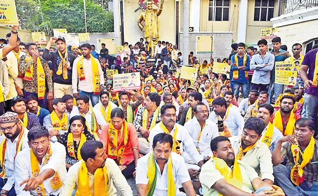 Rebels Candidates Protests For Party Tickets - Sakshi