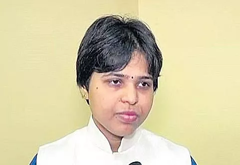 Trupti Desai says will visit Sabarimala temple on Nov 17 - Sakshi