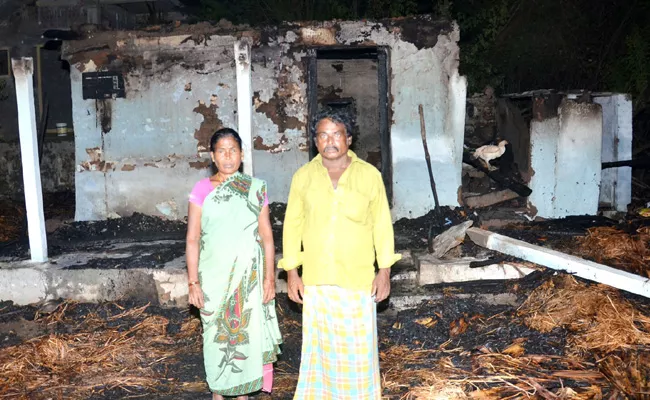 Fire Accident In Farmer House Money Burnt - Sakshi