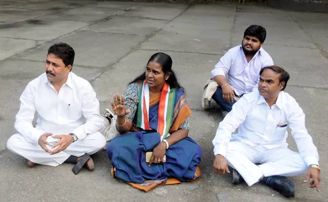 Congress Leaders Protests At Rahul Gandhi House For Deny MLA Tickets - Sakshi