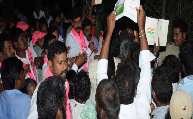 TRS Candidate Facing the Problem In Election Campaign Warangal - Sakshi