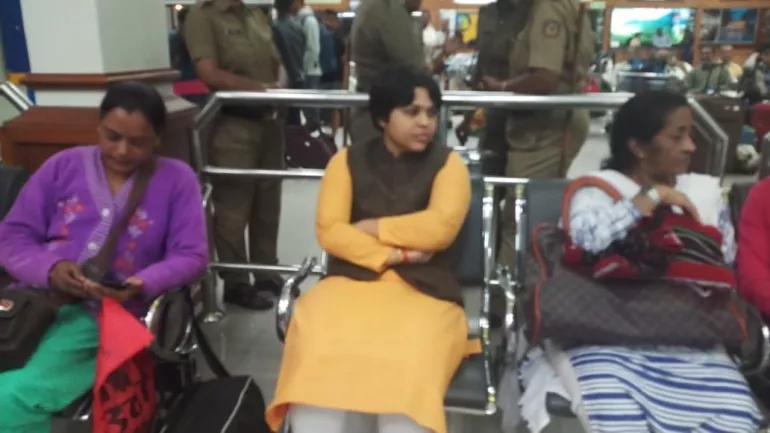 Sabarimala Protesters Block Activist Trupti Desai At Kochi Airport - Sakshi