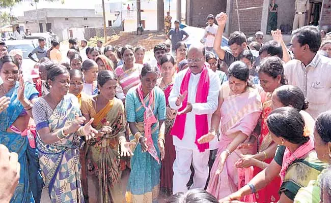 TRS Candidate Manchireddy Kishan Redddy Campaign in Manchala - Sakshi