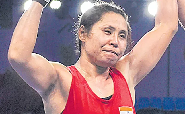  Manisha, Sarita advance in World women's boxing championships - Sakshi