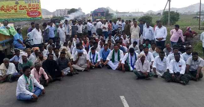 Farmers stage mega dharna at Guntur - Sakshi