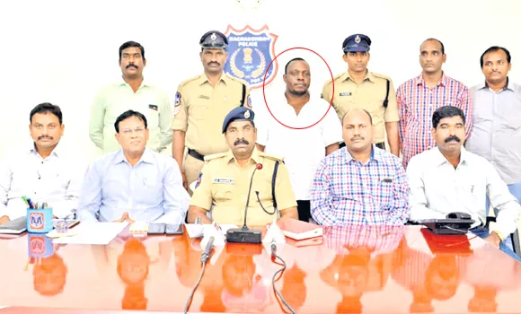 nigerian gang Arrested Online fraud Jobs - Sakshi