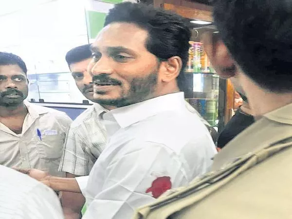 Metropolitan Court Orders to SIT Officers to Submit YS Jagan Shirt to court on 23rd - Sakshi