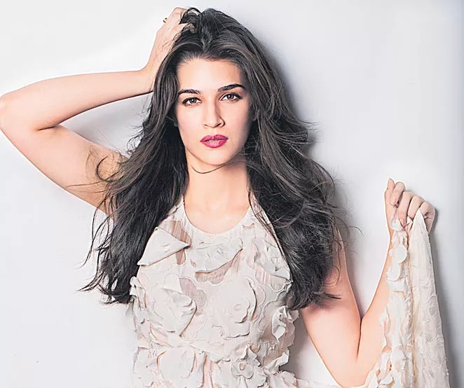 Kriti Sanon starts Marathi lessons for 'Panipat' - Sakshi