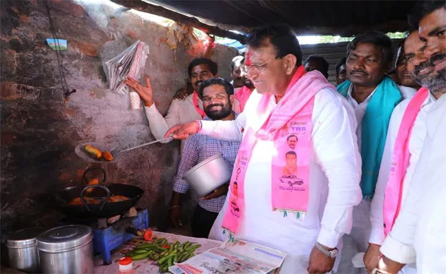 Pocharam Srinivas Reddy Asking Vote In Banswada - Sakshi