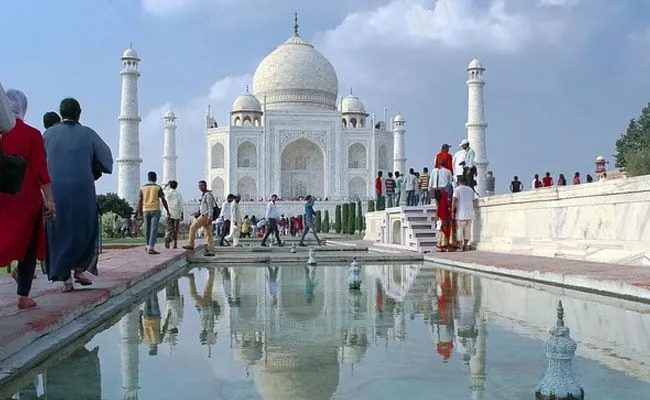 To Purify Taj Mahal Rashtriya Bajrang Dal Activists Perform Puja - Sakshi