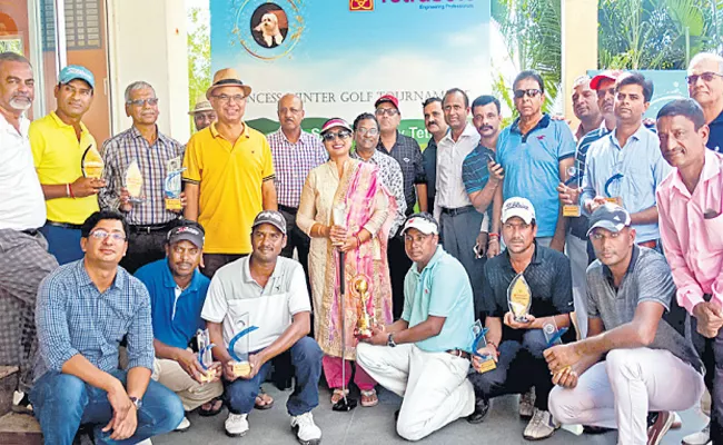 Ravi gets best Golf Player Award - Sakshi