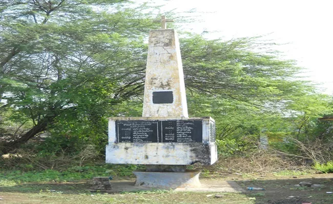 40 Years Compleat Church Collapsed in Komali Village Guntur - Sakshi