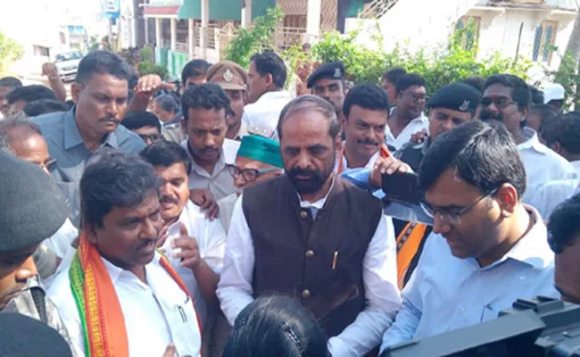 Hansraj Gangaram Ahir Visit Titli Cyclone Areas Srikakulam - Sakshi