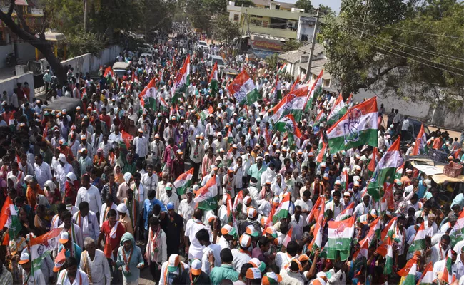 TRS, Congress Campaign In Peddapalli - Sakshi