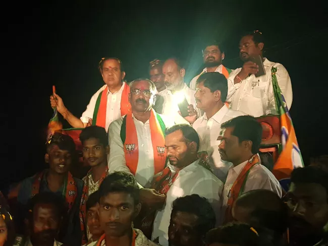 BJP Candidate Sankineni Venkateshwar Rao Canvass In Suryapet - Sakshi