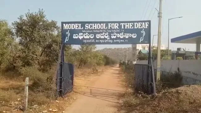 3 Students Escaped From Amberpet Model School For The Deaf - Sakshi