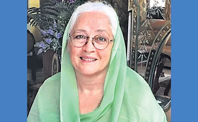  Nafisa Ali suffering from peritoneal, ovarian cancer - Sakshi