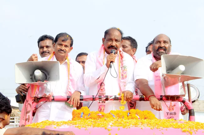 TRS Candidate N narsaiah Canvass In Tripuraram - Sakshi