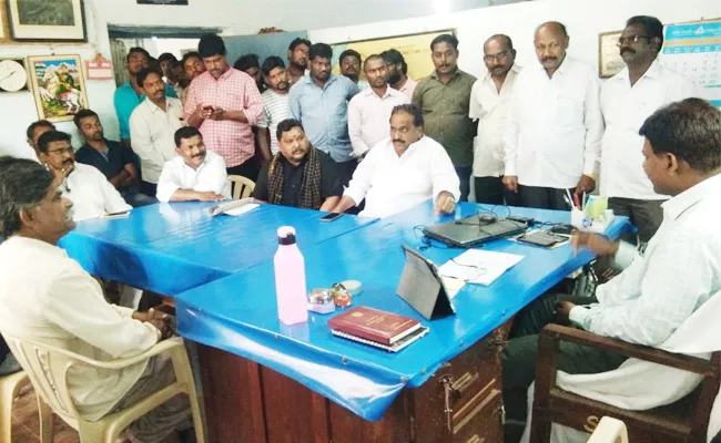 Shilpa Chakrapani Reddy Meet Water Resources Officials - Sakshi