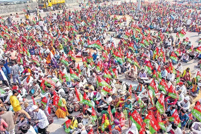 Over 20,000 Maharashtra farmers begin protest march from Thane - Sakshi