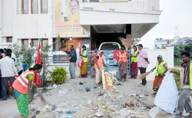 Municipal sanitation workers Protest Infront of Blakrishna Home - Sakshi