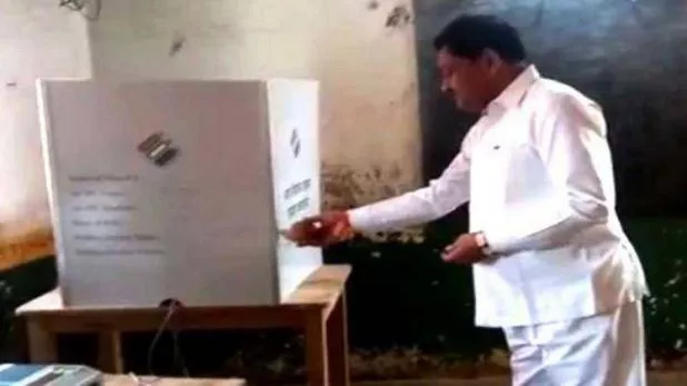 BJP Leader Dayaldas Baghel Conduct Puja At Polling Stations - Sakshi