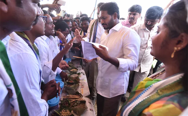 Tribal People Meet YS Jagan in Praja Sankalpa Yatra - Sakshi