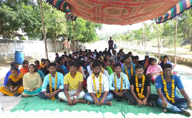 Students Fasting  In Telangana University - Sakshi