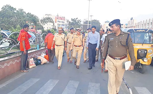 Hyderabad Police Eye On Railway Stations - Sakshi