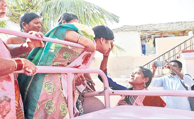 Parigi TRS Candidate Mahesh Reddy Wife Pratima Reddy Election Campaign  - Sakshi