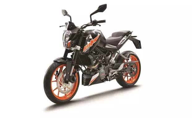 Bajaj Auto launches KTM 200 Duke with ABS at 1.60 lakh   - Sakshi