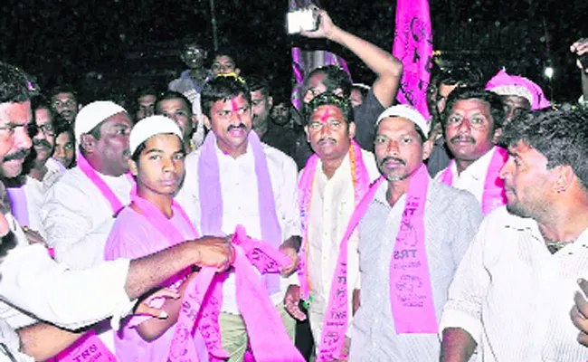 MP Ponguleti Srinivas Reddy Canvass In Madhira - Sakshi