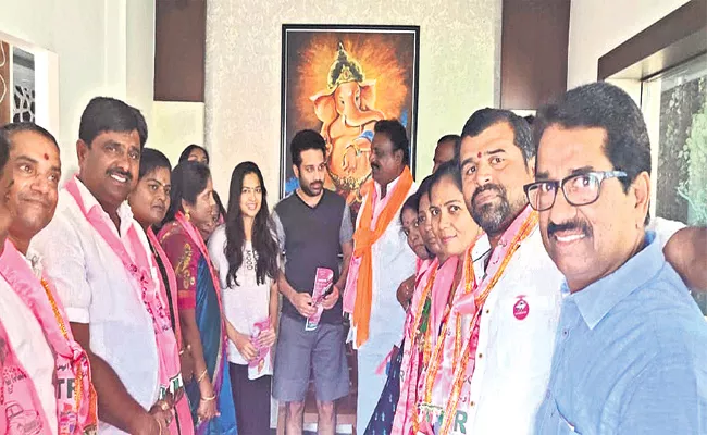 TRS Leader Prakash Goud Meets Shiva Balaji House - Sakshi