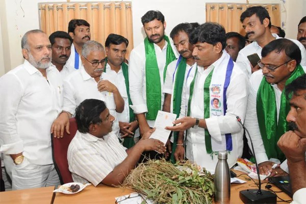 ysrcp leader strike for water, kadapa - Sakshi