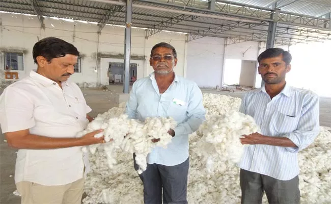 Cotton Minimum Support Price Not Implement Karimnagar - Sakshi