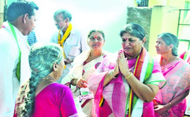 Candidates Wifes Canvassing In Bhadrachalam - Sakshi