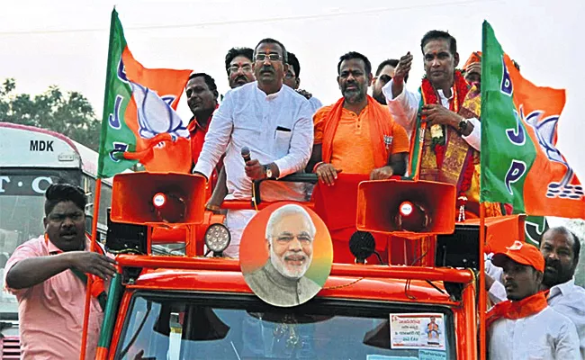 Parapunananda Swami At Patancheri Road Show - Sakshi