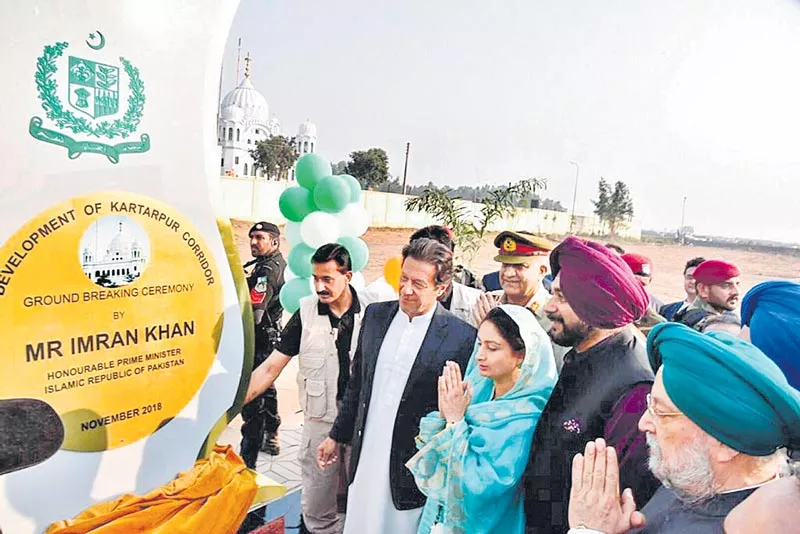 Pakistan PM Imran Khan performs groundbreaking of Kartarpur Corridor - Sakshi